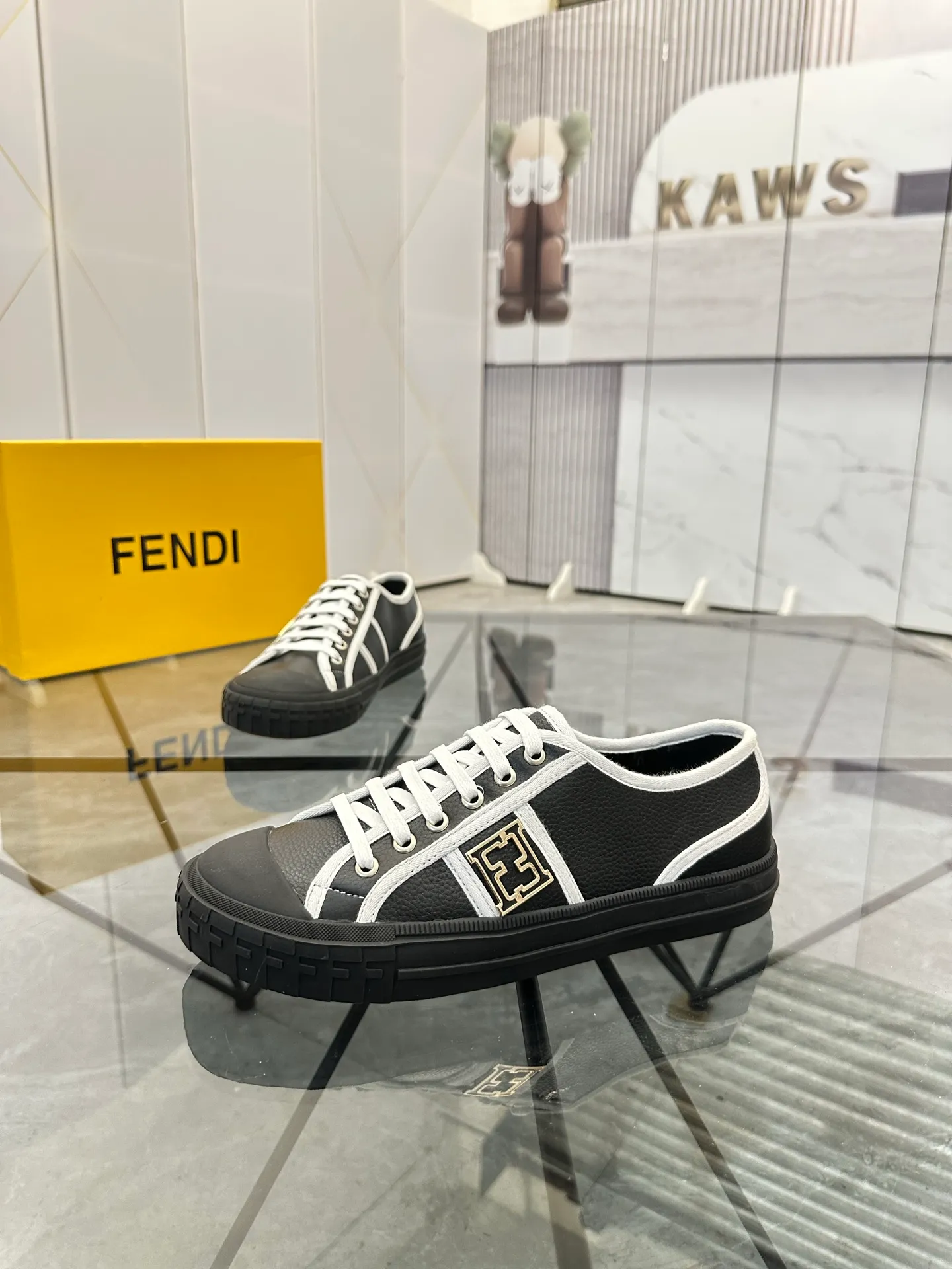 Selling men's shoes 💰: 💰P440¥ Product trademark: Fendi* "Fendi*" low-top casual shoes Regular size: 38-44 (can be customized to 45) Product materials: imported cowhide upper, sheepskin lining, original outsole. No.:6735